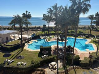 Penthouse  Estepona,costalita,calle trajano. Bienvenidos a este magnífico penthouse de tres dormitorios y tre