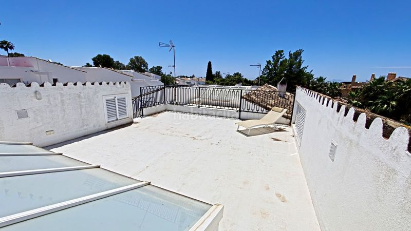 Foto 03c37734-08b7-4aca-9ce8-1e25e67ae938. Casa adossada amb aparcament piscina a Nueva Atalaya Estepona