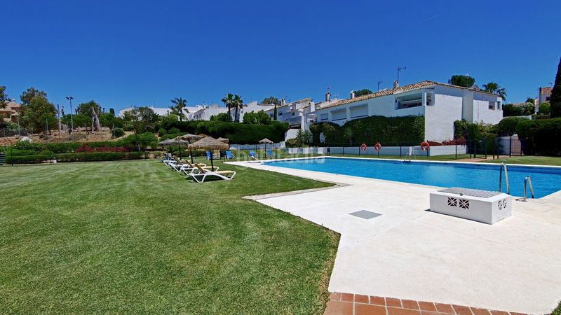 Foto 16f29091-8ae0-41b8-b2de-f0fa52e60cb6. Casa adossada amb aparcament piscina a Nueva Atalaya Estepona