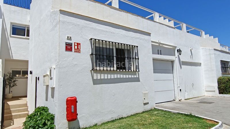 Foto a205cbc1-d61d-4419-953b-0f95120a6063. Casa adossada amb aparcament piscina a Nueva Atalaya Estepona