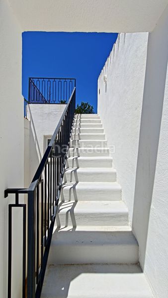 Foto b0e408c8-a98c-4f8d-b2a6-f5d953938440. Casa adossada amb aparcament piscina a Nueva Atalaya Estepona