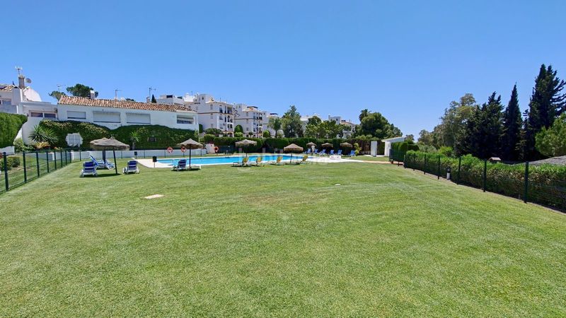 Foto d60cbe87-d250-4859-b03d-1d5940070231. Casa adossada amb aparcament piscina a Nueva Atalaya Estepona