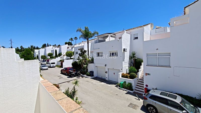 Foto e5d86d80-a89d-4e7d-ad15-4a15e5838a87. Casa adossada amb aparcament piscina a Nueva Atalaya Estepona