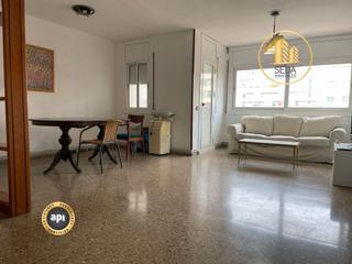 Appartement  Carrer de marinel·lo bosch. Amplio y luminoso piso con balcón en zona escoles