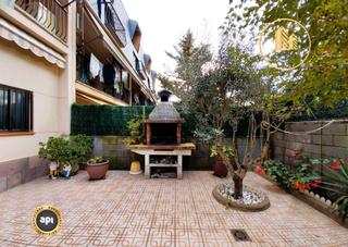 Casa  Passatge de rocafort. Impecable casa unifamiliar renovada con 4 plantas, garaje triple