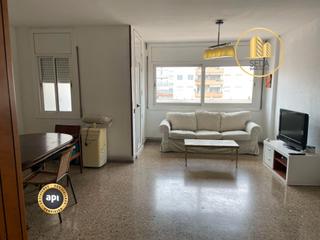 Pis  Carrer de marinel·lo bosch. Amplio y luminoso piso con balcón en zona escoles