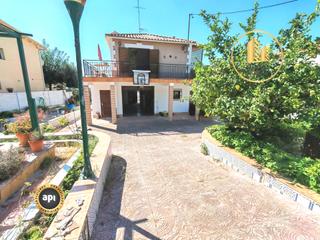 Casa a Bellvei. Vivienda con garaje y amplio jardín en baronia del mar
