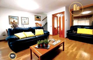 Casa  Passatge de rocafort. Impecable casa unifamiliar renovada con 4 plantas, garaje triple