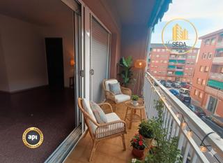 Appartement  Carrer d'amèrica. Vivienda espaciosa con ascensor y balcón en zona tranquila de te