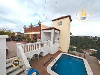 Casa  Carrer de cardona. Casa unifamiliar con luz todo el día y espacios para disfrutar e