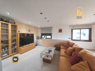 Haus  Carrer de cardona. Casa unifamiliar con luz todo el día y espacios para disfrutar e