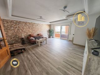 Flat  Carrer d'olot. Amplia vivienda de 3 habitaciones + estudio con balcón y suite c