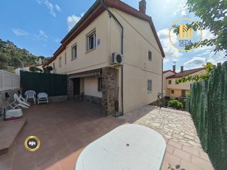 Casa aparellada  Carrer montsant. Vivienda de 3 plantas con terraza y garaje en la palma de cervel