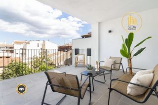Dúplex  Carrer transversal. Luminoso dúplex de diseño con 4 habitaciones y amplias terrazas