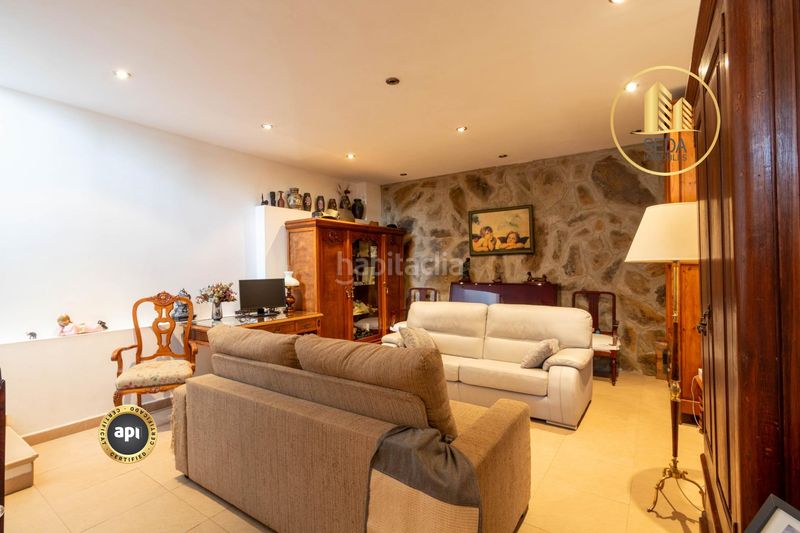 Foto cd9e3b45-1570-41ed-8a1f-26e45c10dcf9. Casa adosada amplia y luminosa casa con terraza en el corazón en Ullastrell