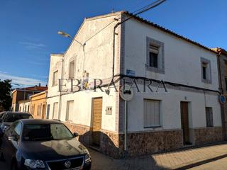 Casa  Guadyerbas. Casa de dos plantas en esquina