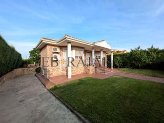 Casa  De las camelias. Estupenda casa en con jardn en urbanizacin privada