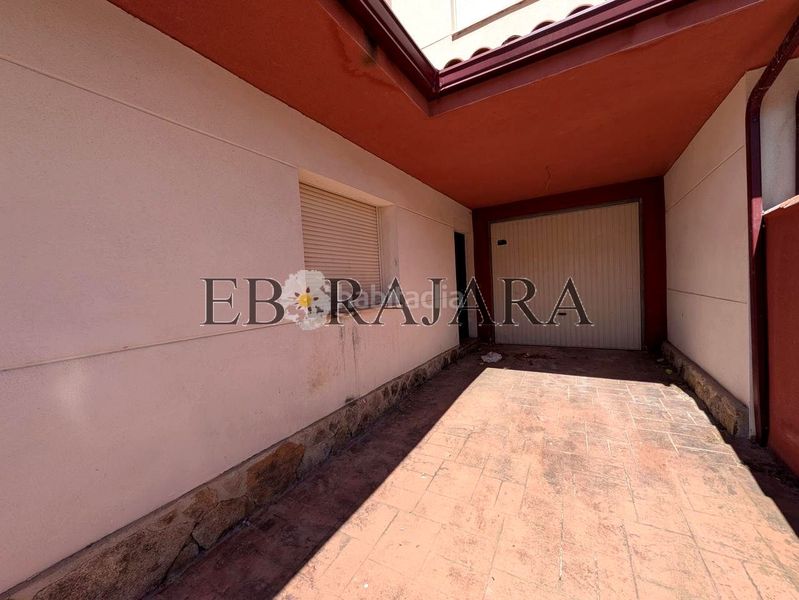 Foto 909f3bcf-063a-46c4-b146-a6148481ee76. Casa adossada amb aparcament a Lucillos