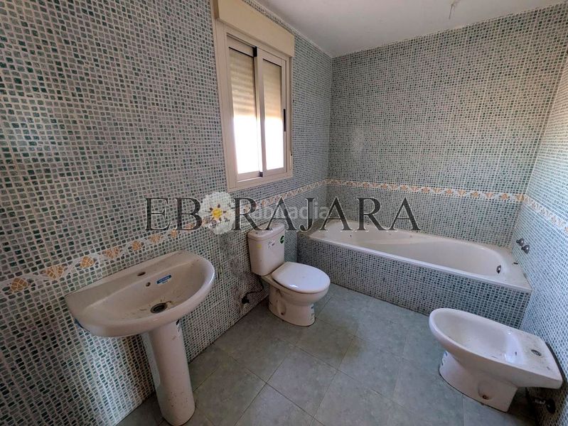 Foto bbaf75e7-3c3d-4eac-acfb-e86f45c5bdd9. Casa adossada amb aparcament a Lucillos