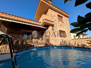 Casa  Calle la amistad. Espectacular casa con patio y garaje