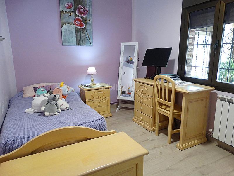 Foto 0916eb0d-6c33-4aa5-a3d1-f95f78b080a8. Xalet amb calefacció aparcament piscina a Los Villares Arganda del Rey