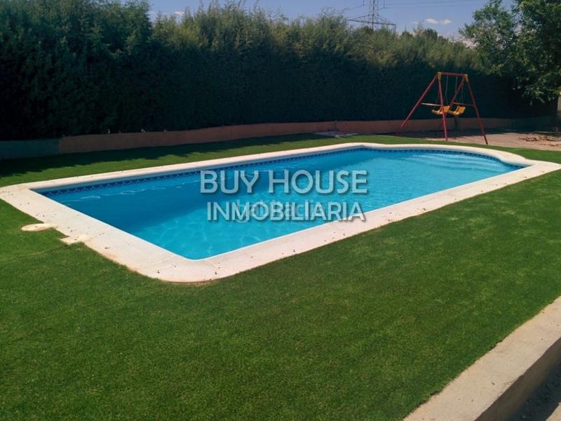 Foto ad8d9bc8-d4cc-40a9-ae28-029d7f9cc973. Chalet  independiente con 2500 m2 de terreno! . en Yeles