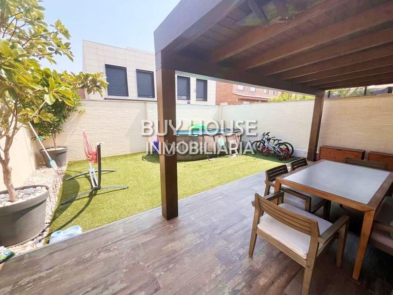 Foto 706d1d35-08c9-47d5-94bb-4f2e1127ae57. Chalet exclusivo chalet pareado este. en Parla este Parla