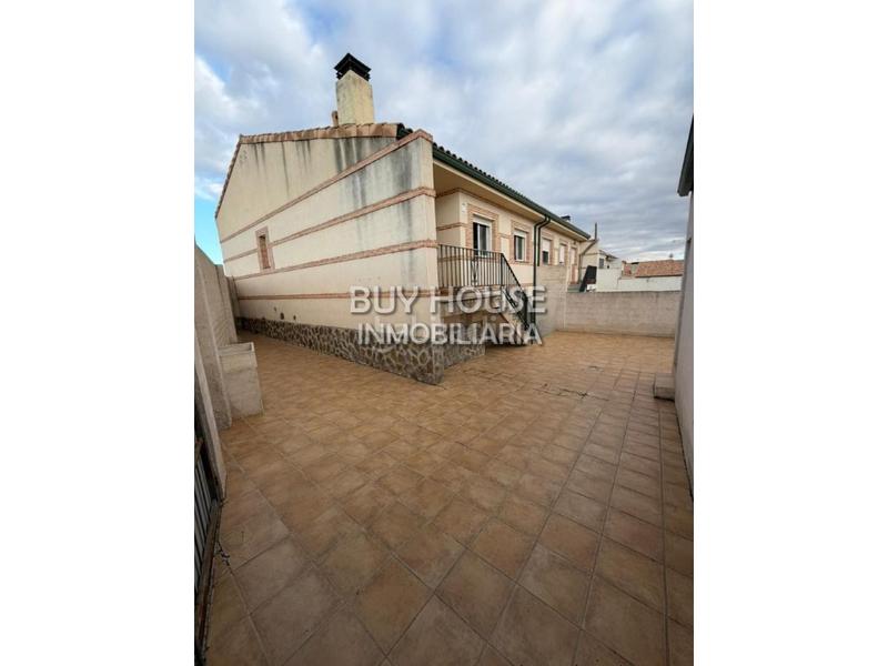 Foto 2b3c9e3b-313a-43c1-9a9b-67c8bd8b7cc3. Xalet amb aparcament a Añover de Tajo