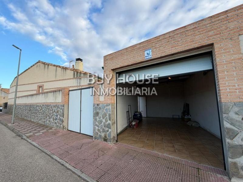 Foto aa07f01f-558f-4eb5-af42-79b5f2ded123. Xalet amb aparcament a Añover de Tajo