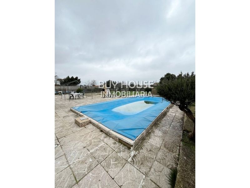 Foto b4fd9a1b-26a2-4514-bbc2-131d8d84c060. Xalet amb aparcament a Ugena