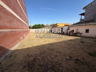 Haus in Yeles. Casa baja adosada en pleno centro de yeles con amplia parcela y