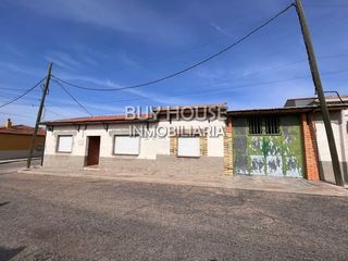 Xalet a Añover de Tajo. Casa pareada de esquina con parcela de 388 m2 en añover de tajo.