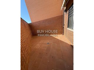 Miete Etagenwohnung in Parque Manuel de Vega-Carretera de Ugena. Inmobiliaria buy house alquila piso bajo en pleno centro de ille