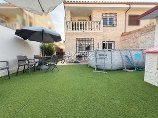Xalet a Yeles. Chalet pareado de 210 m con buhardilla de 42 m, patio privado y