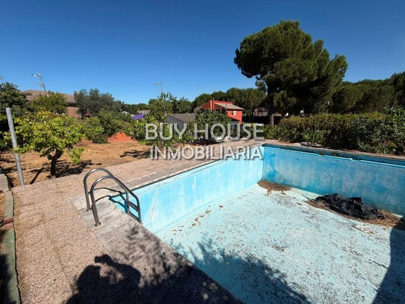 Foto 26824332-c5f6-4aeb-abd3-7c6475f01f17. Terreno residencial parcela de 623 m y piscina privada madrid en Serranillos del Valle