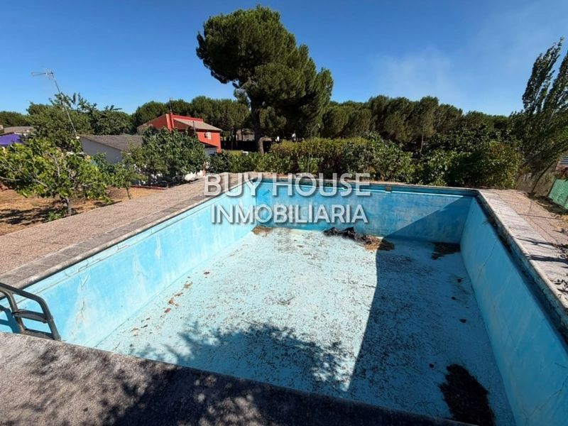 Foto 883efa03-17b8-4e55-a850-44582fcedadb. Terreno residencial parcela de 623 m y piscina privada madrid en Serranillos del Valle