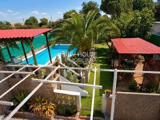Chalet in Palomeque. Oportunidad! chalet independiente con piscina en parcela de 750