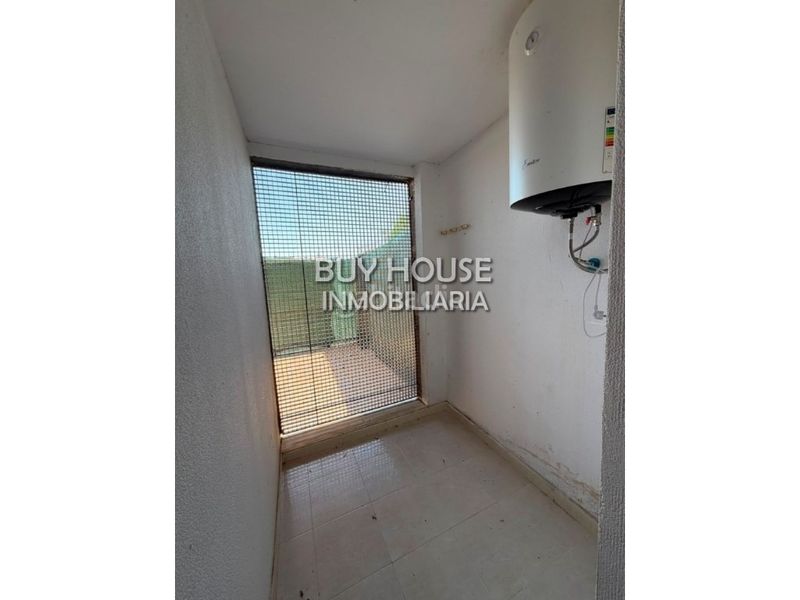 Foto b1da9275-d635-48ed-b562-0cd8aee73de6. Pis amb aparcament a Camarena