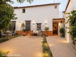 Haus in Yuncler. Casa adosada con dos patios de 50 m y buhardilla de 88 m en plen
