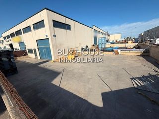 Industrial building in Estación-Cruz Roja. Nave industrial de esquina en venta en el centro logístico de il