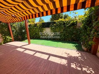 Flat in Señorío de Illescas. Piso bajo con patio privado de 35 m, garaje, trastero y piscina