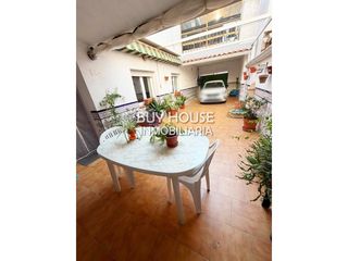 Casa a Villaluenga de la Sagra. Amplia vivienda en planta baja de esquina con gran patio privado