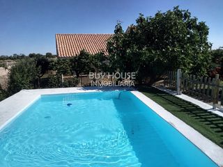 Chalet in Estación-Cruz Roja. Oportunidad! chalet independiente en urbanización viñas perdidas