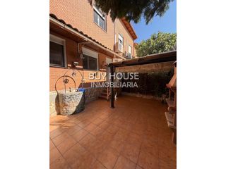 Miete Chalet in Recas. Chalet adosado en recas con patio privado y gran buhardilla.