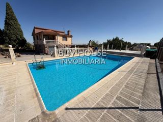 Chalet in Yuncos. Chalet independiente con piscina en yuncos  urb. las olivas