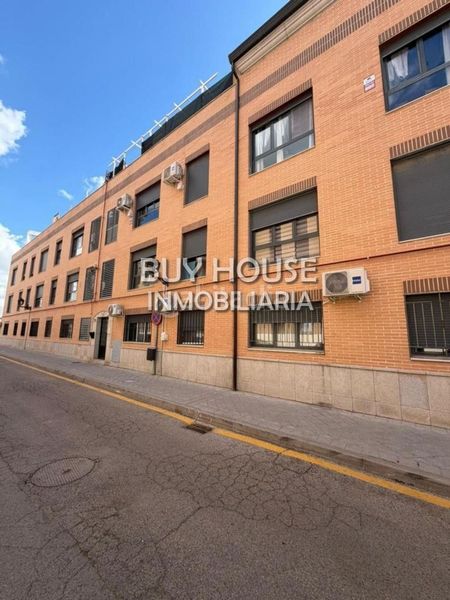 Foto ddcdd1fe-aa27-4d25-a7e9-f9cb6d082d7a. Pis amb aparcament a Yuncler