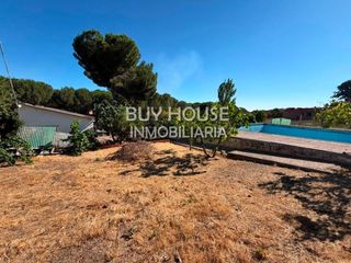 Chalet  Calle de las viñas. Chalet con amplia parcela de 623 m2 y piscina privada en serrani