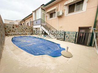 Reihenhaus in Añover de Tajo. Chalet adosado con piscina privada, gran jardín y amplio semisót