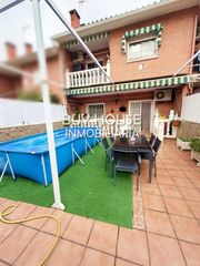Casa a schiera in Numancia de la Sagra. Chalet adosado de 3 plantas, 4 dormitorios, buhardilla y dos pat