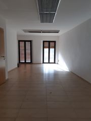 Local Comercial  Plaça de la font gran. Local con opción de cambio de uso a vivienda
